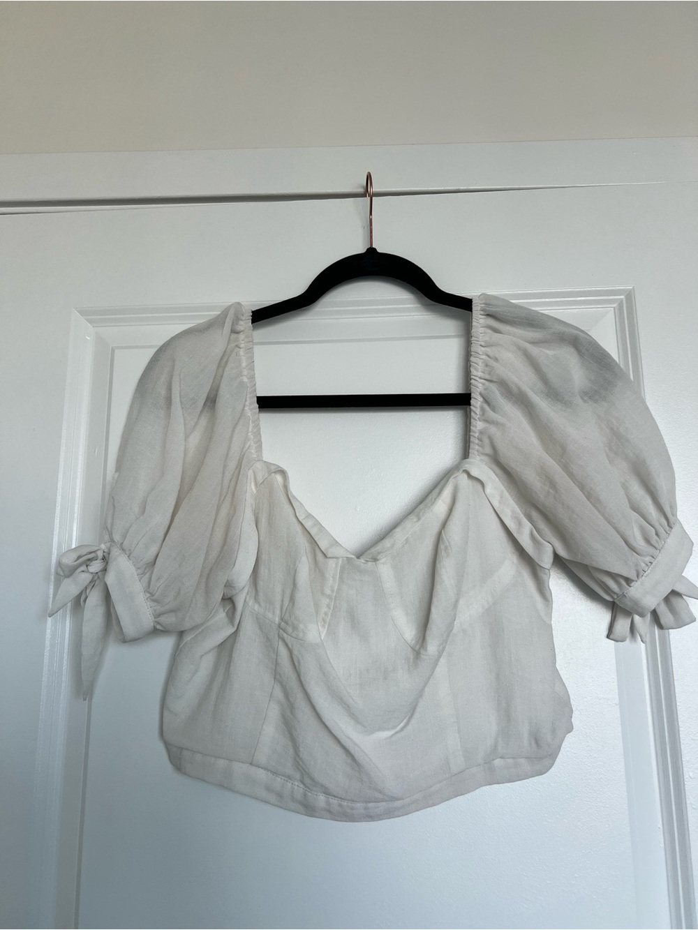 Etiquette boutique Ivory Puff-Sleeve Tie Cuff Top